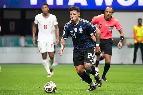 إنزو يكسر القواعد.. لماذا يرتدي لاعب الأرجنتين "حذاء مونديال قطر"؟